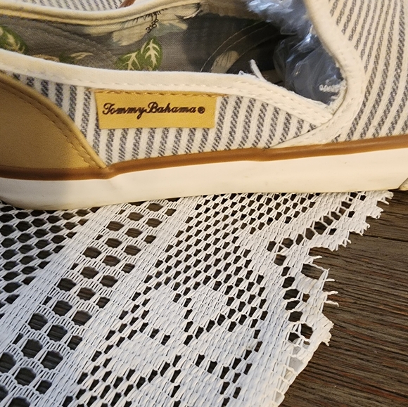 TOMMY BAHAMA STRIPED SNEAKERS SIZE 7.5 - Picture 7 of 10